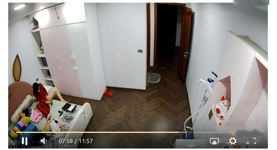 破解家庭摄像头录像 发现寂寞少妇一天抠逼两次给老公看 床上都是淫水