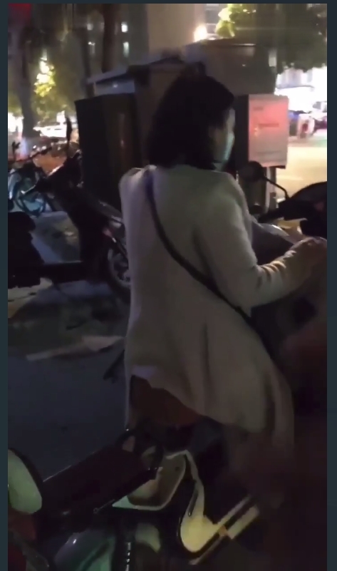 【真实勾搭良家少妇骑电动车约炮】逼得多痒啊 送上门被操 没几下就喷了