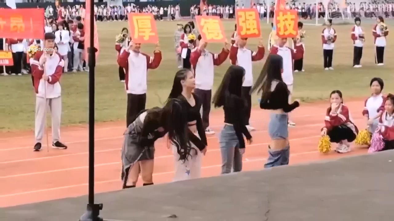 最新吃瓜 河北沧州职业学院女生校运会开幕舞蹈表演 两个奶子甩出来 大饱观众眼福