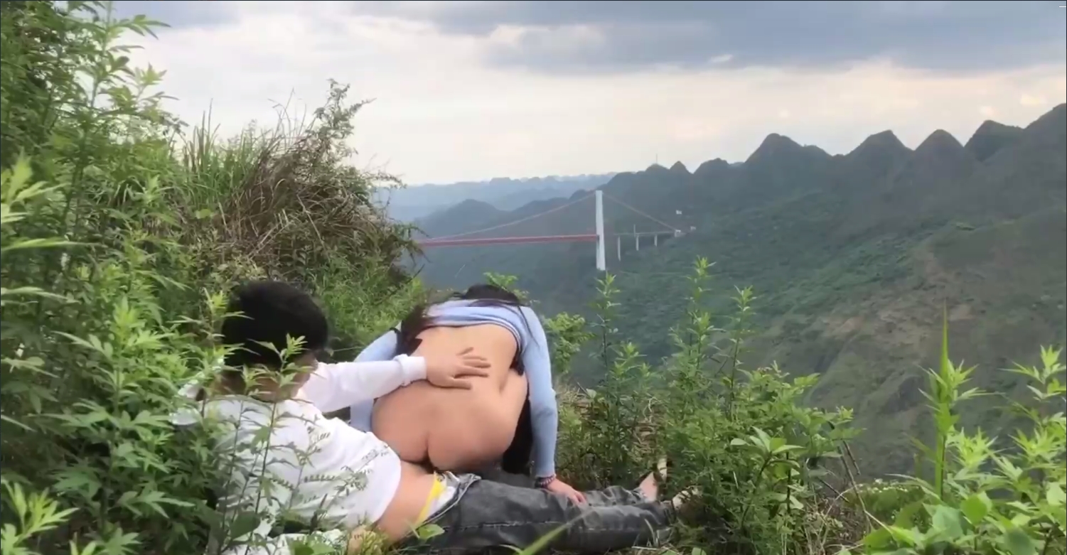 乡村到山上野战偷情约炮寂寞少妇，口交后直接脱裤插入 浓精射到了逼里