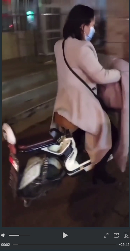 【真实勾搭良家少妇骑电动车约炮】逼得多痒啊 送上门被操 没几下就喷了