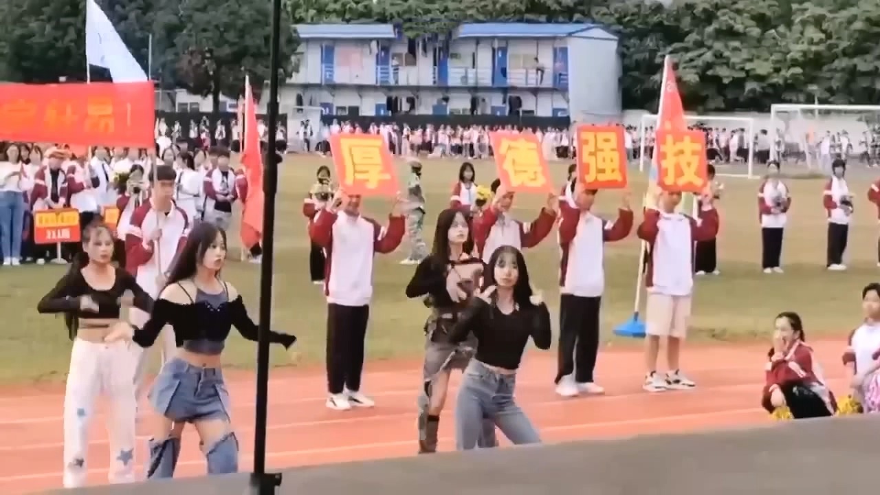 最新吃瓜 河北沧州职业学院女生校运会开幕舞蹈表演 两个奶子甩出来 大饱观众眼福