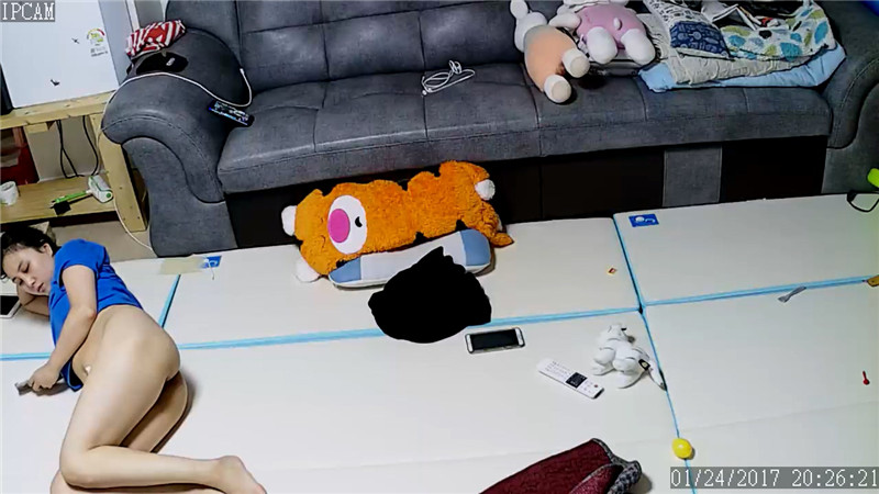 《居家摄像头破解》大叔地板上猛操白嫩的媳妇直接给她干趴了