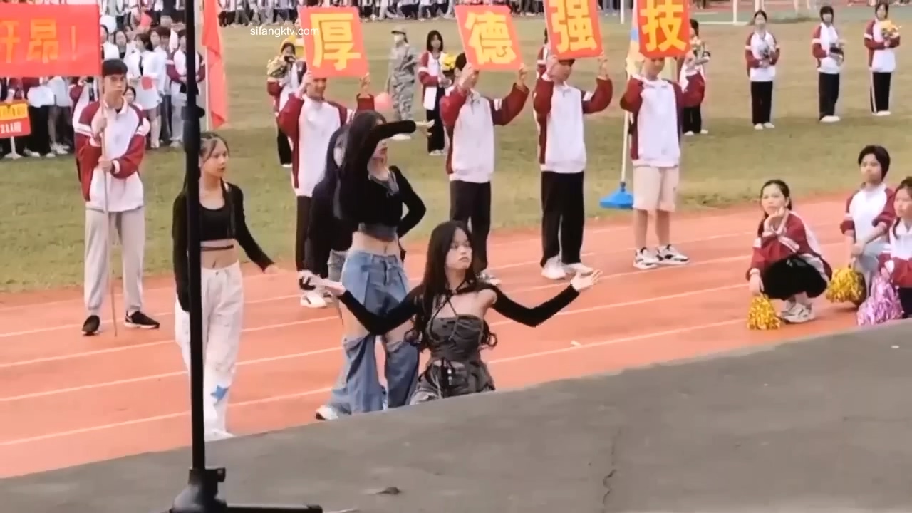 最新吃瓜 河北沧州职业学院女生校运会开幕舞蹈表演 两个奶子甩出来 大饱观众眼福