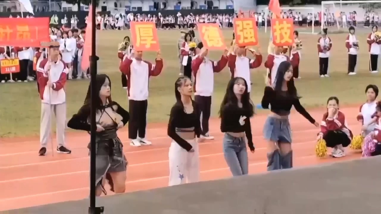 最新吃瓜 河北沧州职业学院女生校运会开幕舞蹈表演 两个奶子甩出来 大饱观众眼福