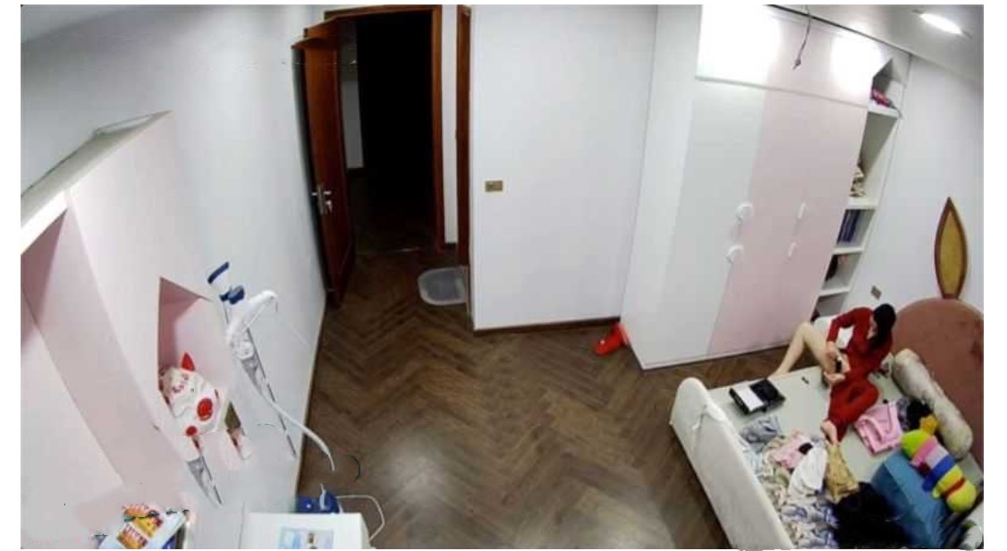 破解家庭摄像头录像 发现寂寞少妇一天抠逼两次给老公看 床上都是淫水