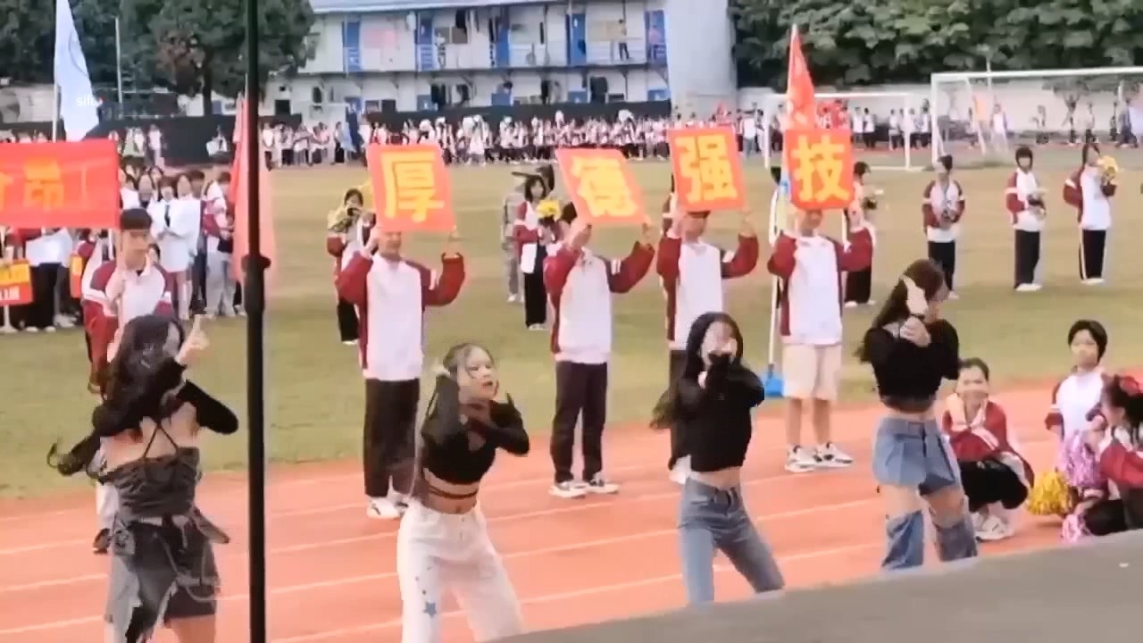 最新吃瓜 河北沧州职业学院女生校运会开幕舞蹈表演 两个奶子甩出来 大饱观众眼福