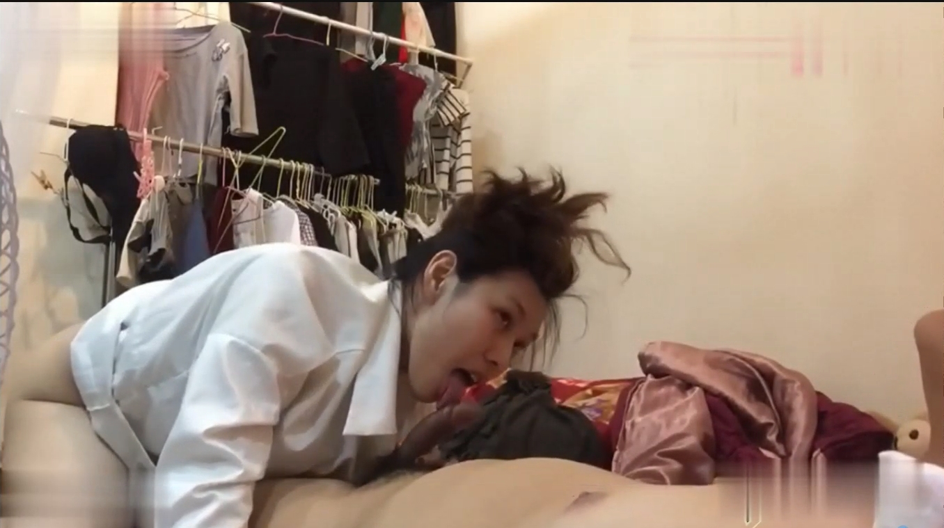 网爆门事件～湖北少妇萱萱出轨邻居被爆 房口技超强表情很销魂 “你老公被我绿到家了！”