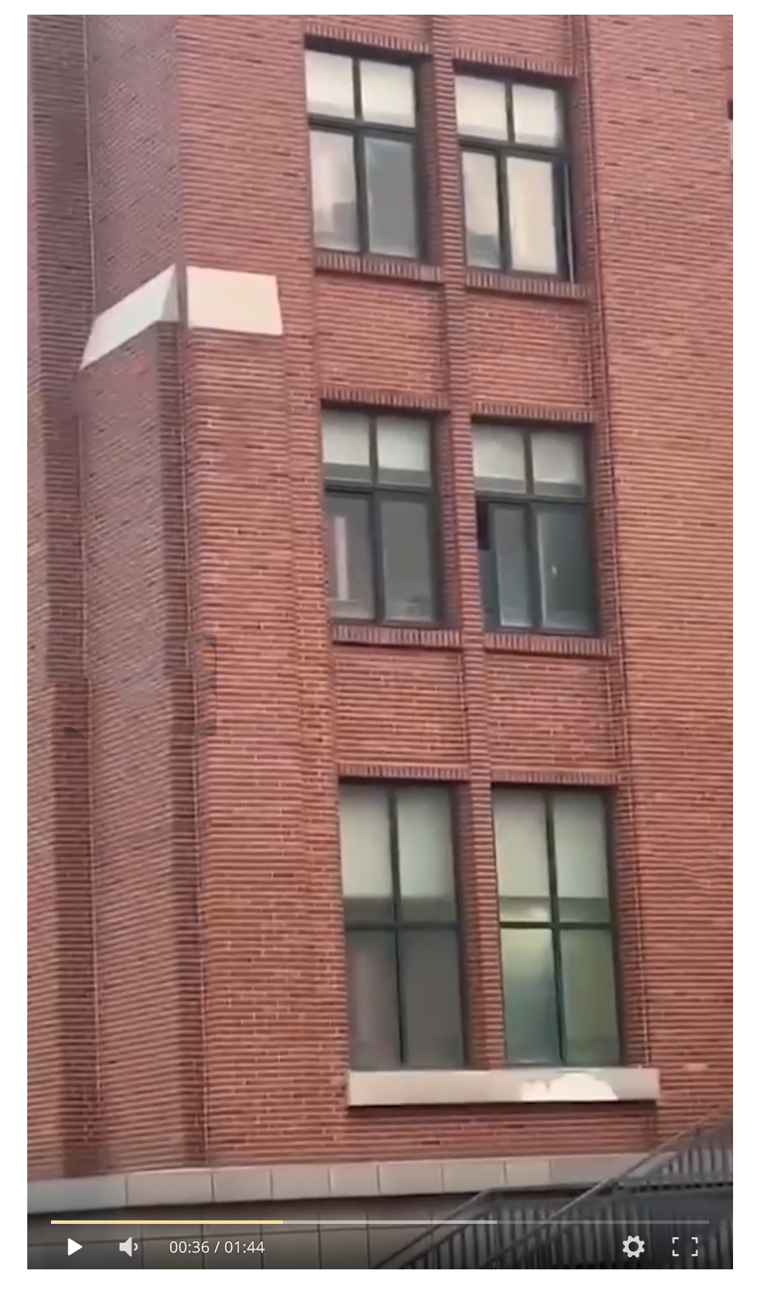 青岛九中22级8班李秀婷与四班徐浩翔学校教学楼厕所大战