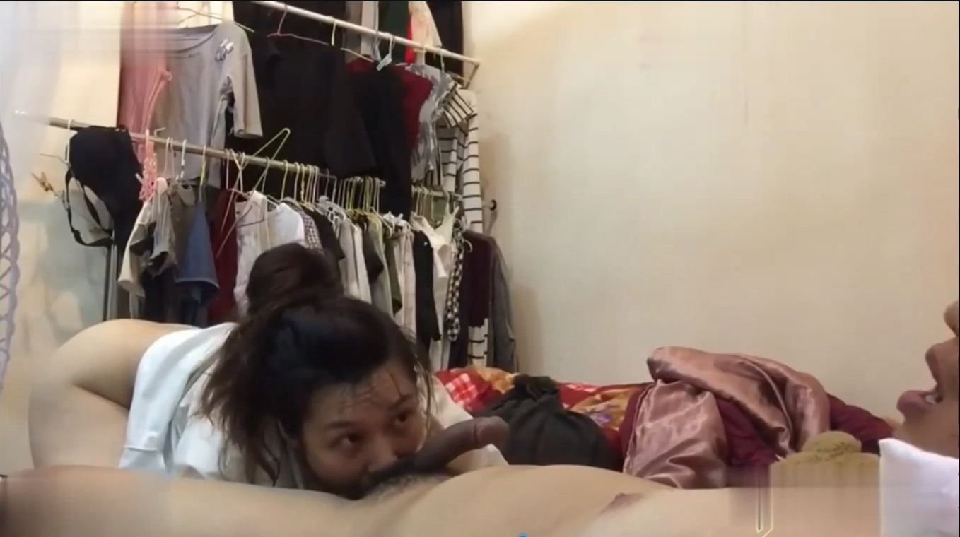 网爆门事件～湖北少妇萱萱出轨邻居被爆 房口技超强表情很销魂 “你老公被我绿到家了！”