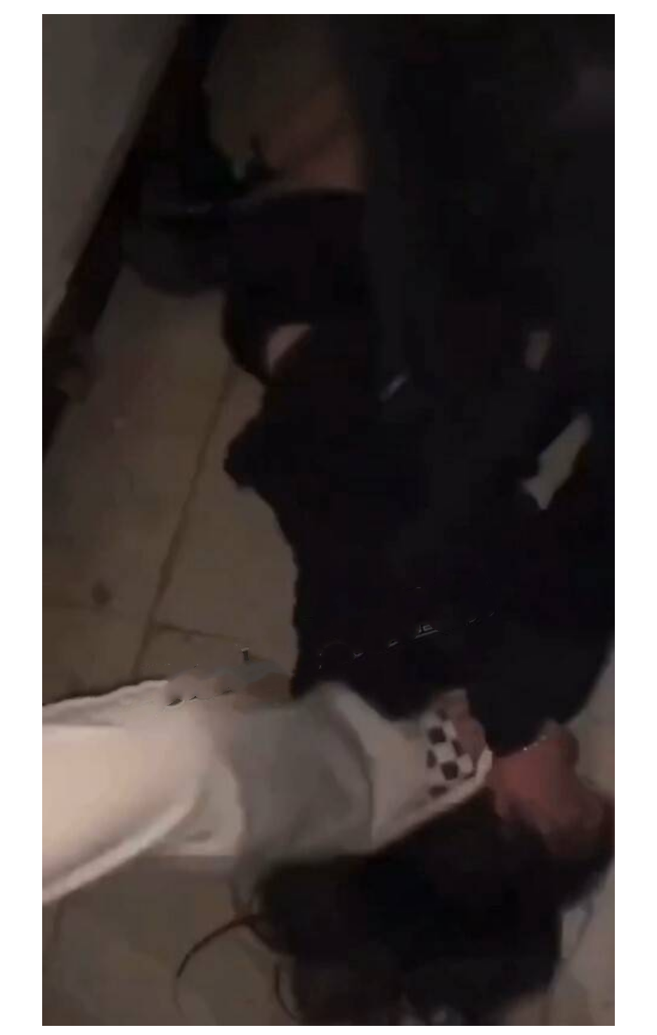 安徽六安市示范高中高三女同学校内勾引别人男朋友校外被群殴扒衣