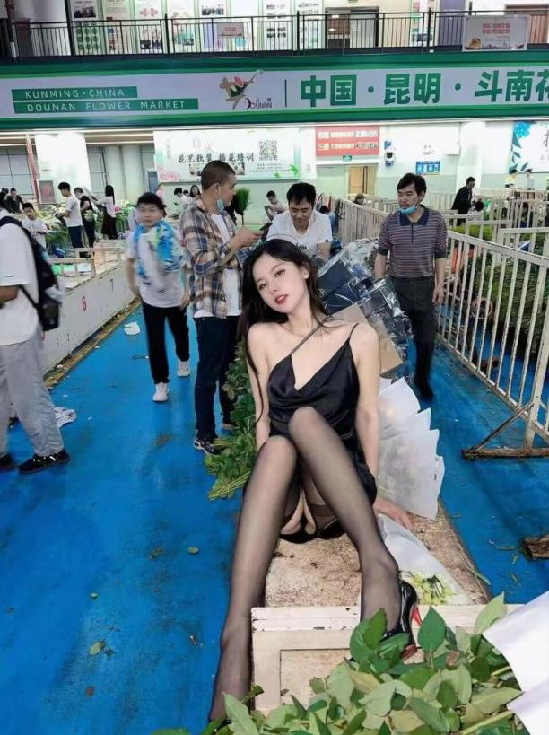 自古人美逼遭罪 来公司第一天就被领导带进了厕所,喜欢我的美臀非要后入！极品白皙性感蜂腰蜜桃臀长腿女神