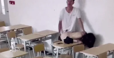 【门事件】某大学情侣趁教室无人来一炮❤️艹逼抠逼舔逼一应俱全，男的太会玩了！