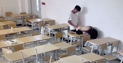 【门事件】某大学情侣趁教室无人来一炮❤️艹逼抠逼舔逼一应俱全，男的太会玩了！