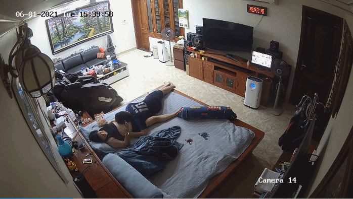 震撼乱伦母子的居家日常生活熊孩子鸡巴毛都长全了睡一张床儿子摸奶骚妈妈摸他鸡巴