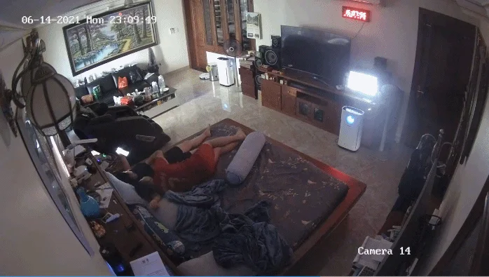 震撼乱伦母子的居家日常生活熊孩子鸡巴毛都长全了睡一张床儿子摸奶骚妈妈摸他鸡巴