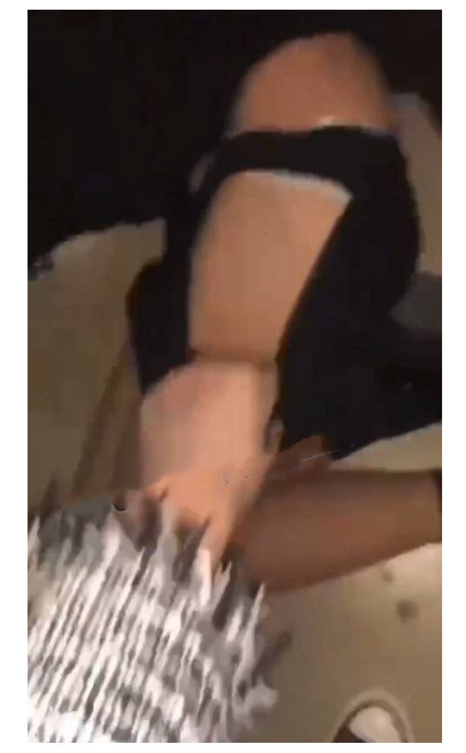 安徽六安市示范高中高三女同学校内勾引别人男朋友校外被群殴扒衣