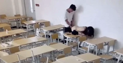【门事件】某大学情侣趁教室无人来一炮❤️艹逼抠逼舔逼一应俱全，男的太会玩了！