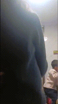 非要我穿上高跟黑丝满足他的恋物癖，超级羞耻高铁厕所挑战高铁厕所真是梦想场景看着自己发骚的样子好害羞