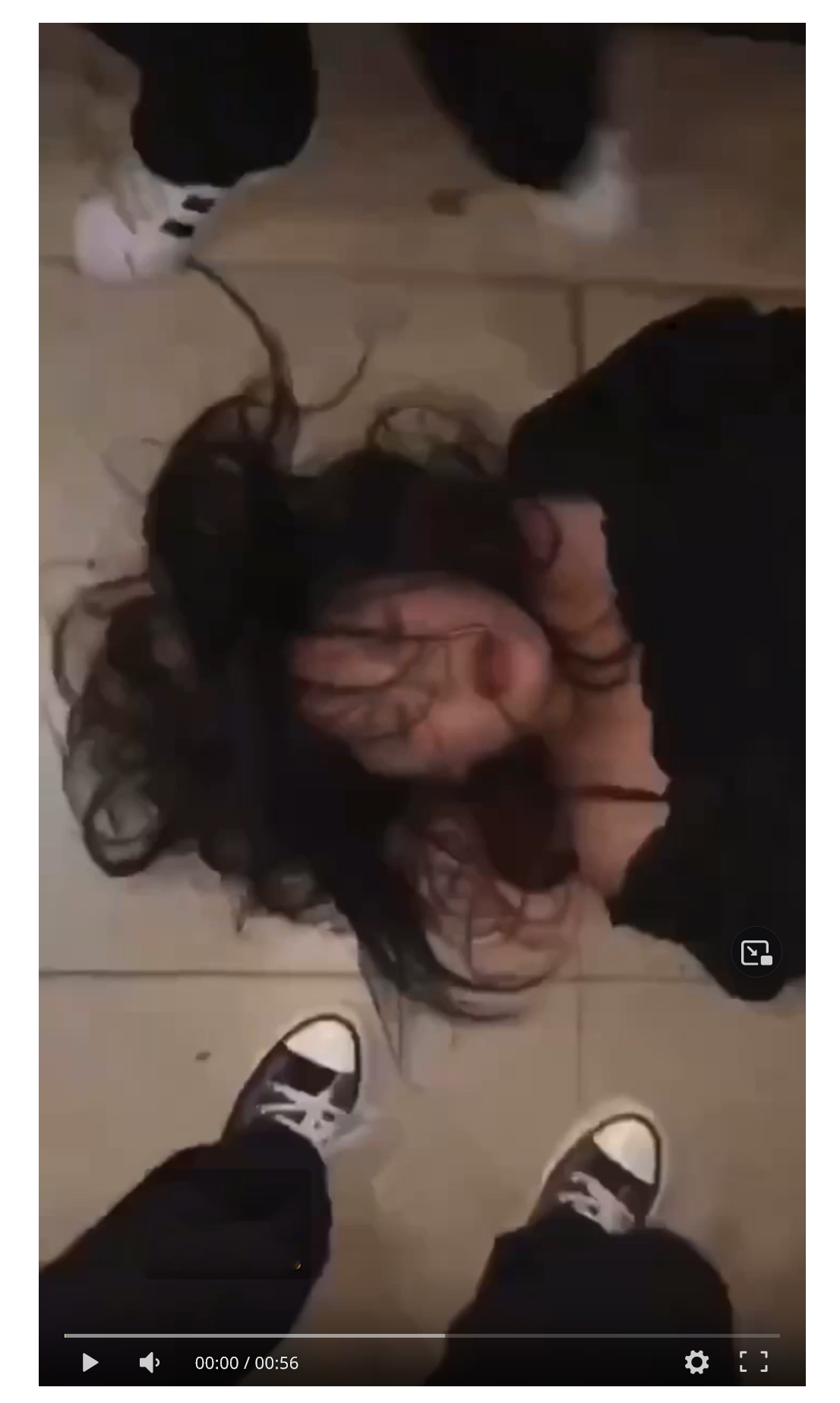 安徽六安市示范高中高三女同学校内勾引别人男朋友校外被群殴扒衣