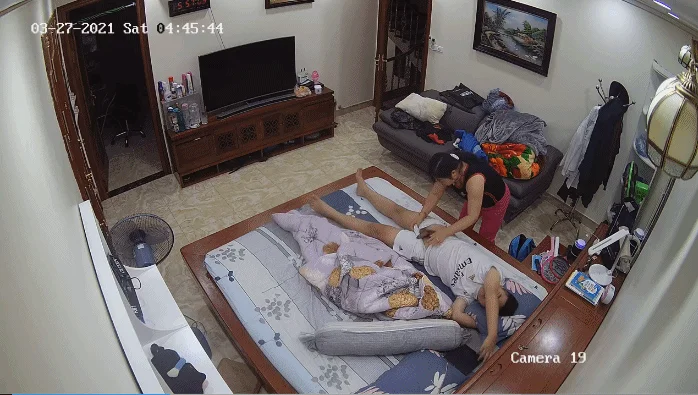 震撼乱伦母子的居家日常生活熊孩子鸡巴毛都长全了睡一张床儿子摸奶骚妈妈摸他鸡巴