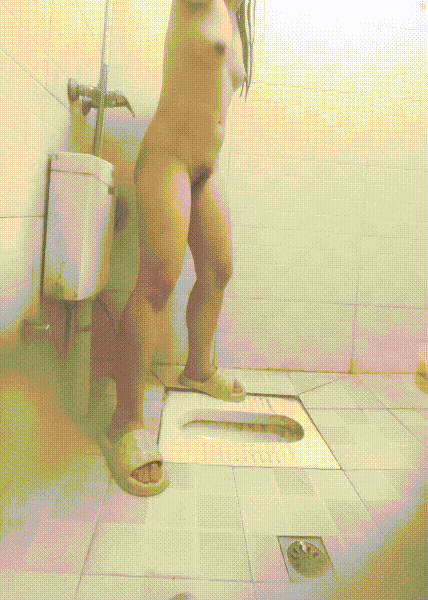 过年走亲戚本想偷拍表姐尿尿,想不到表姐直接衣服脱光了洗了个澡,竟然站着也能精准的尿到便池洞里面