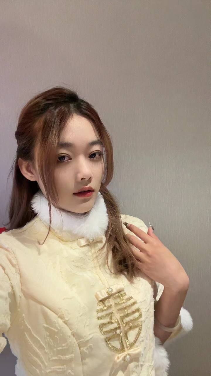 曝光成都台球厅助教周韵 每天穿短裙撅屁股勾引客人充卡 妥妥的公交车