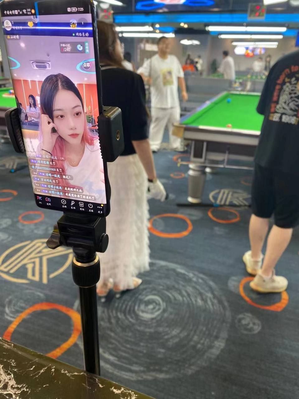 曝光成都台球厅助教周韵 每天穿短裙撅屁股勾引客人充卡 妥妥的公交车