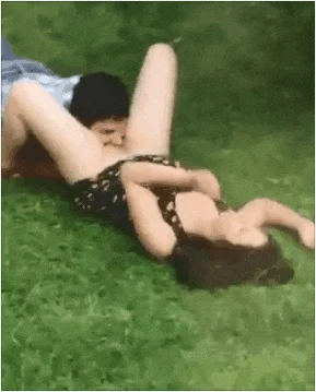 精彩公共场所啪啪被偷拍 最强刺激性爱甄选 小情侣学校走廊做爱 饥渴小情侣席地而战