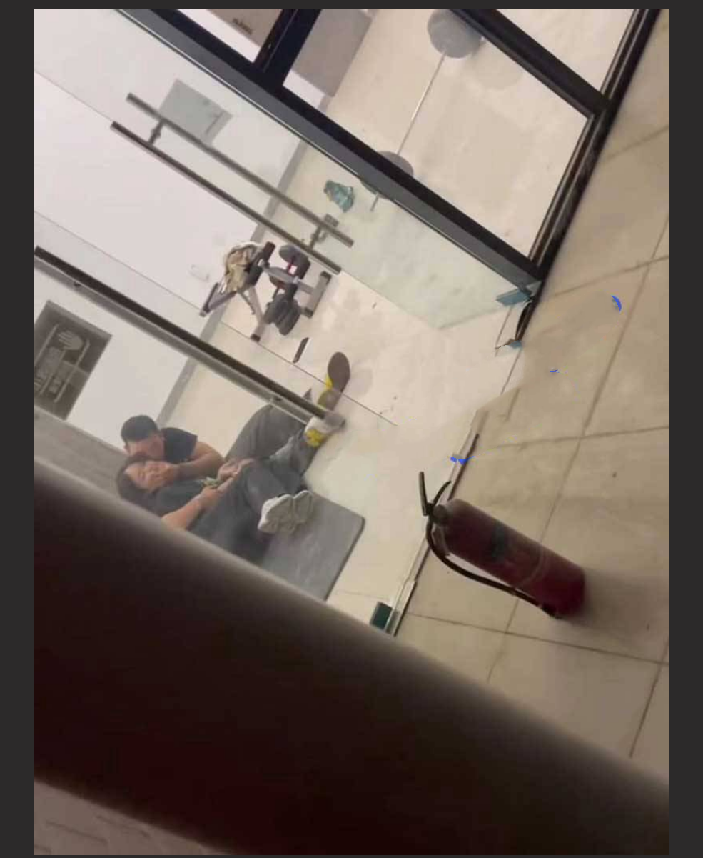 广州华商学院男生带外校女生进活动室口交 同学举报导致其被辅导员抓包 现场社死