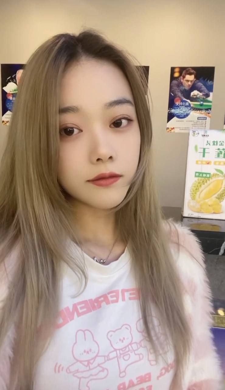 曝光成都台球厅助教周韵 每天穿短裙撅屁股勾引客人充卡 妥妥的公交车