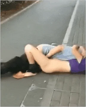 精彩公共场所啪啪被偷拍 最强刺激性爱甄选 小情侣学校走廊做爱 饥渴小情侣席地而战