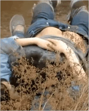 精彩公共场所啪啪被偷拍 最强刺激性爱甄选 小情侣学校走廊做爱 饥渴小情侣席地而战