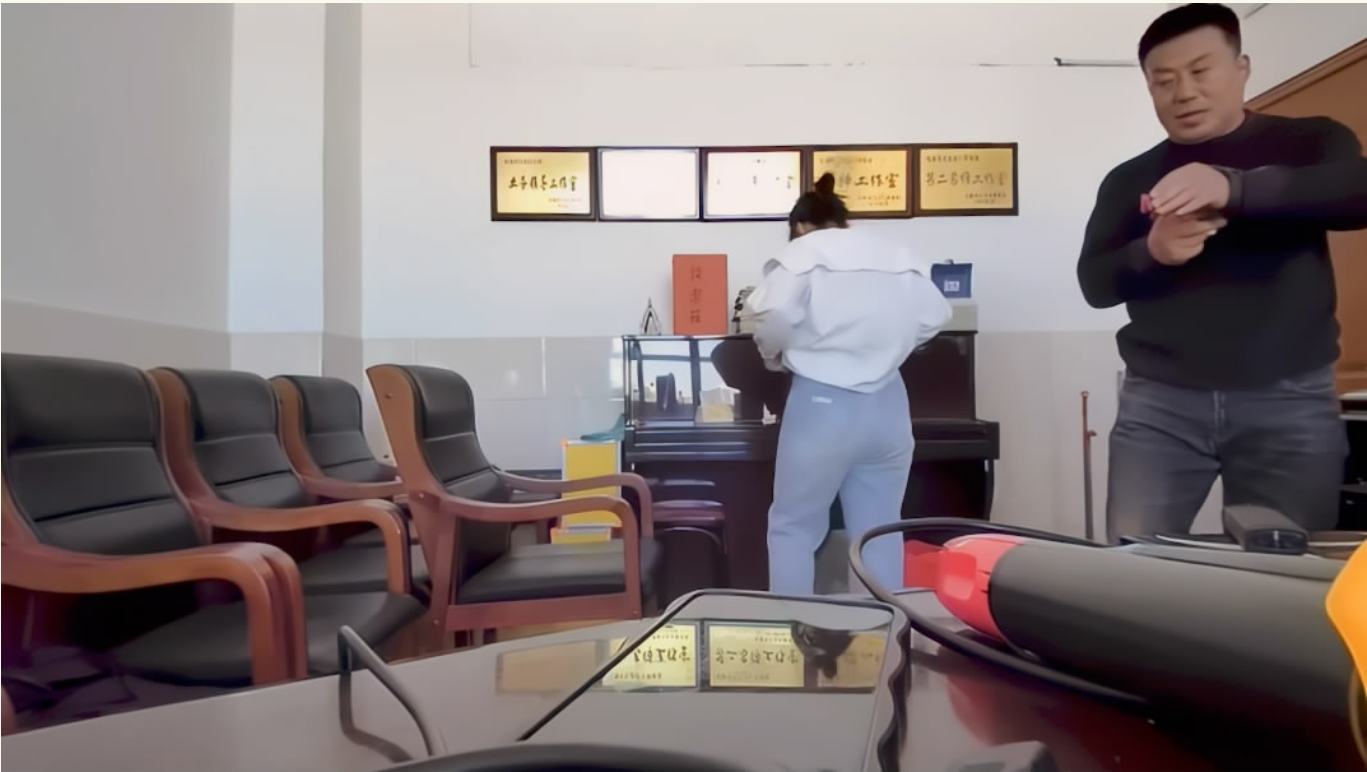 网爆门事件监控偷拍名师工作室领导和女下属会议室偷情视频泄漏社交媒体上热了