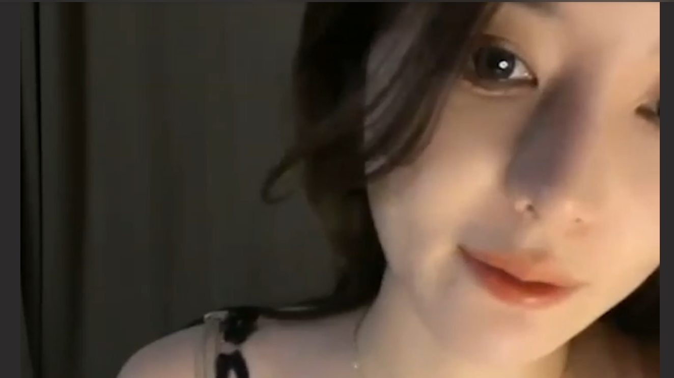 上海财经大学神似杨幂的妹子下海黄播 露奶裸舞风骚呈现  看一下神似明星的裸体