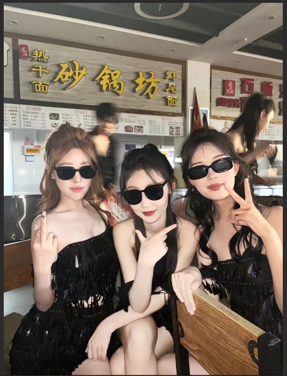 山西工商学院交谊舞事件视频 舞台甩奶看呆观众 坚持眺完了愣是没停，佩服啊