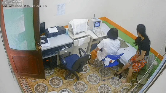 稀有黑客破解医院摄像头偷拍妇科B超阴道检查少妇 笑着进去被超长设备插入捂着逼瘸着走出来