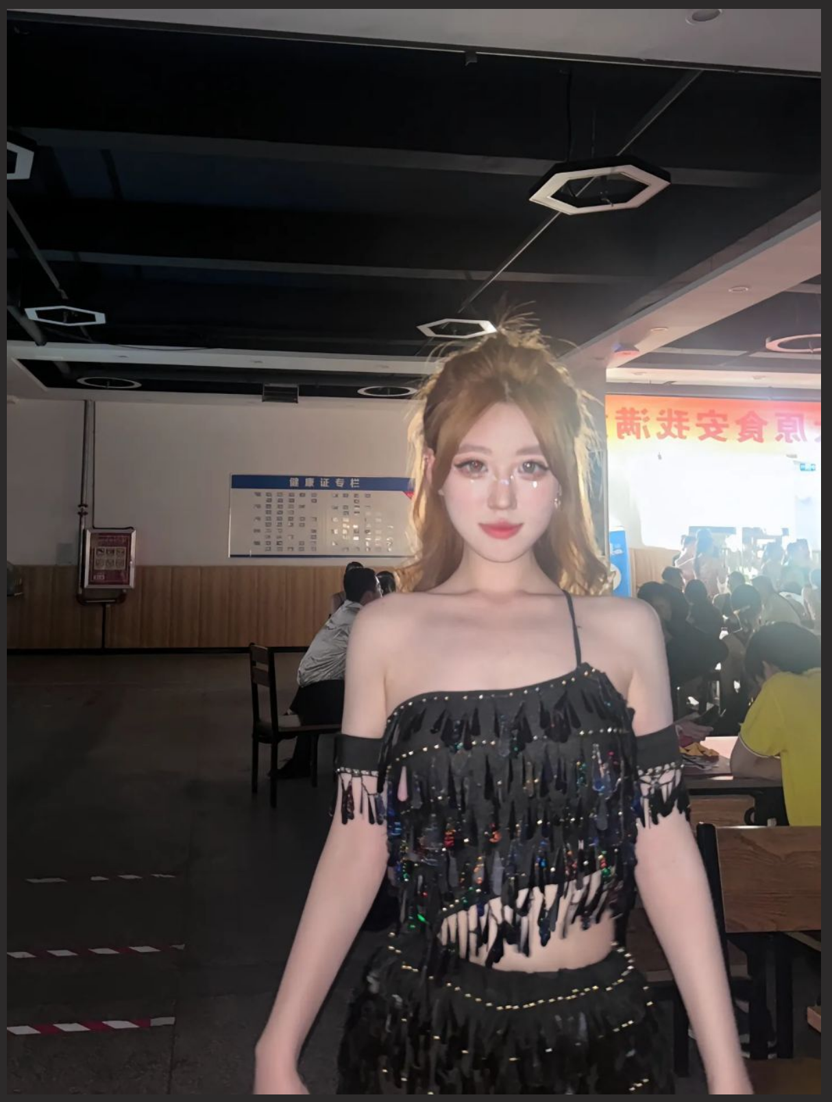 山西工商学院交谊舞事件视频 舞台甩奶看呆观众 坚持眺完了愣是没停，佩服啊