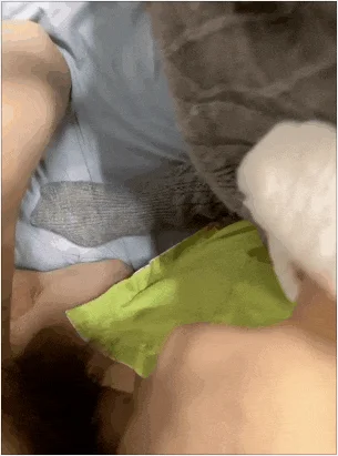 表姐拒绝 还是被我按在床上爆操内射 好爽超大声