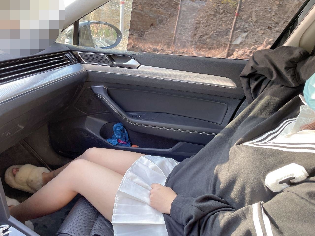 最新兄妹乱L 处女反差婊妹妹被破处流血 大神拔出鸡巴后都被处女血染红了 附生活照