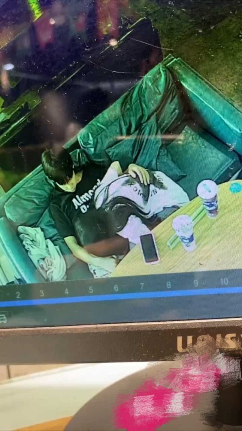 广西玉林仙尼奶茶店口交门事件～被同学认出是本校高冷女神 大型社死现场！