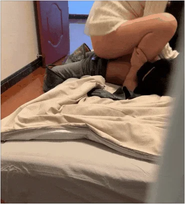 利诱老婆不穿内裤勾引外卖小伙做爱 最后冲刺竟摘套