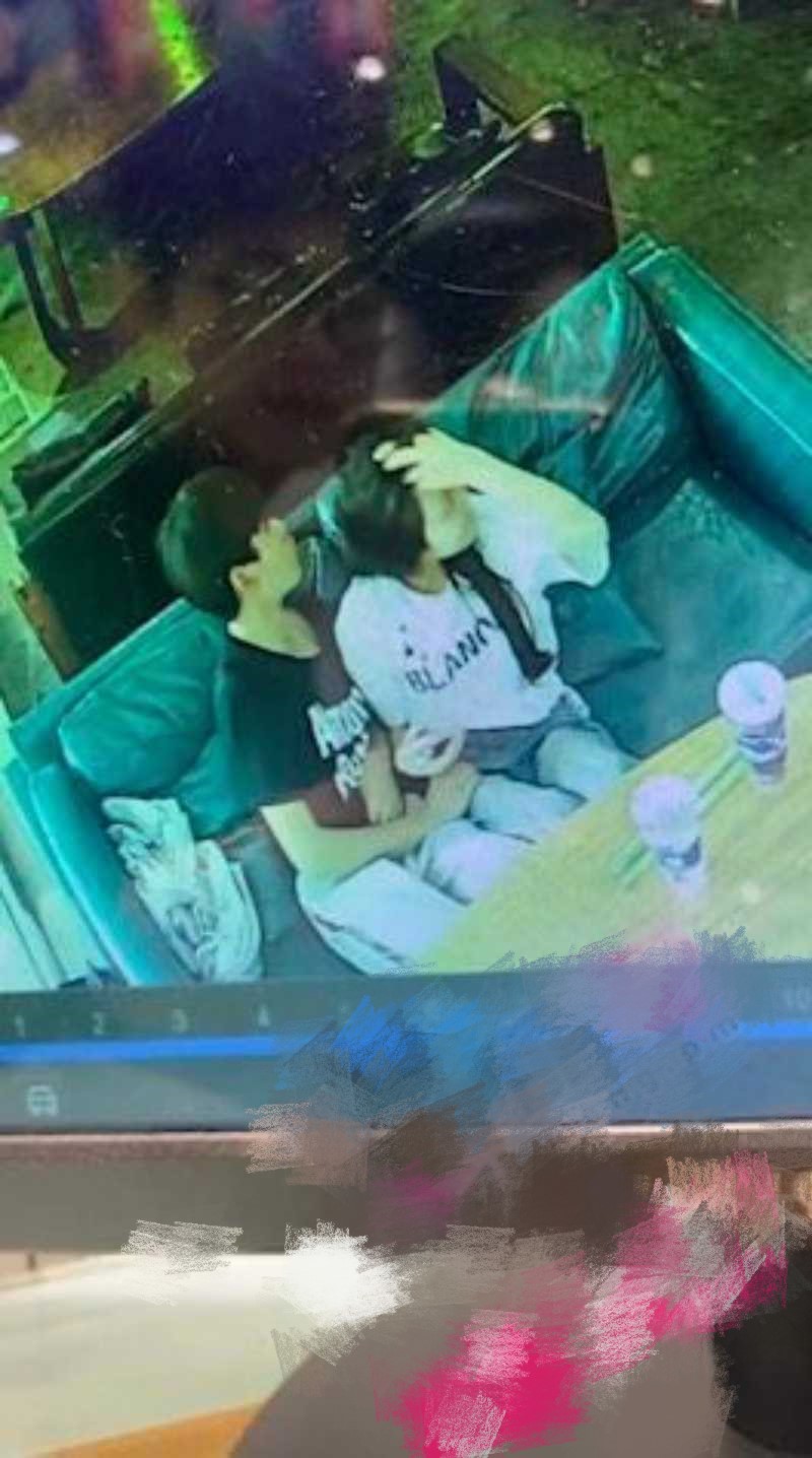 广西玉林仙尼奶茶店口交门事件～被同学认出是本校高冷女神 大型社死现场！