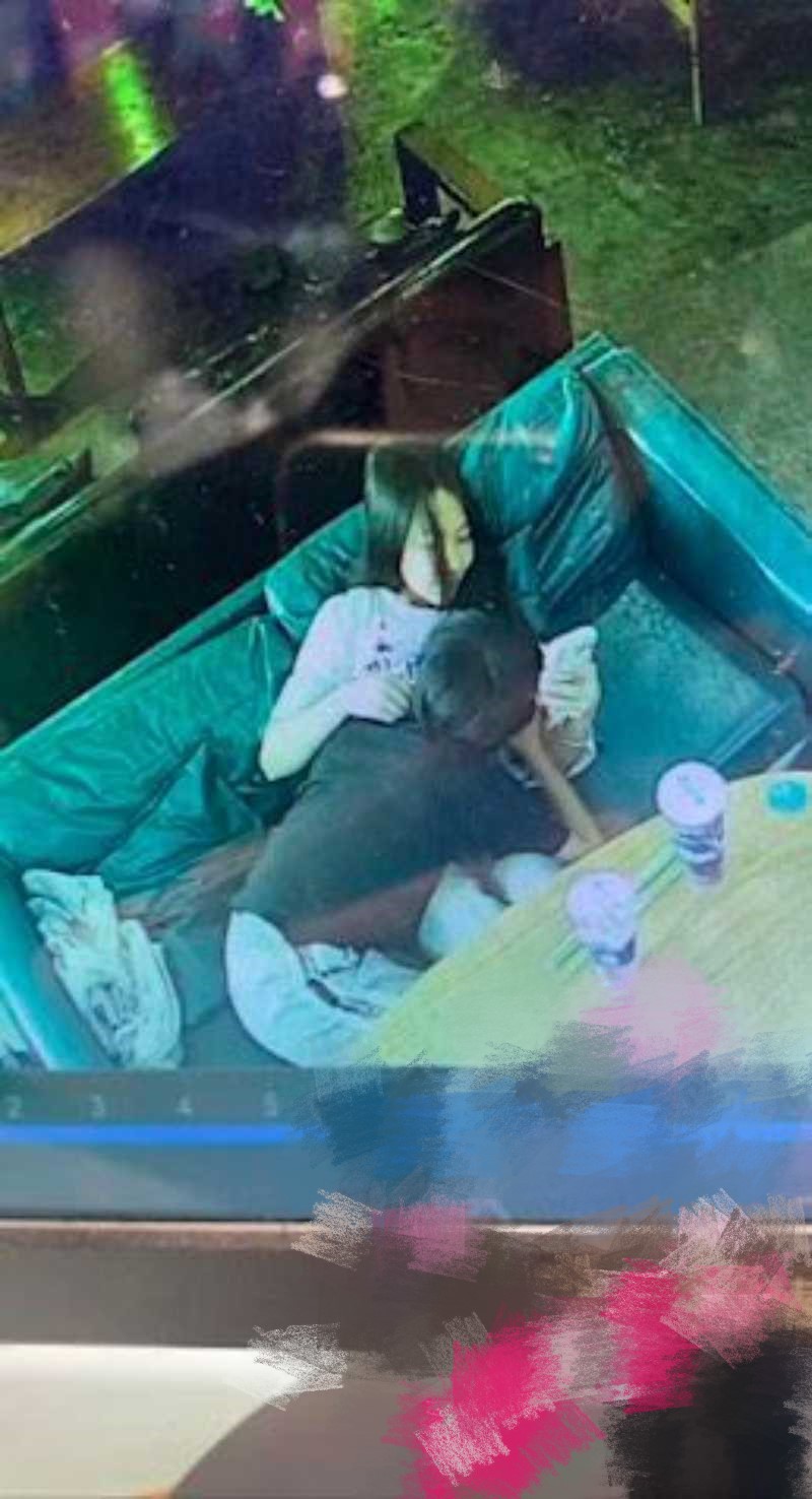 广西玉林仙尼奶茶店口交门事件～被同学认出是本校高冷女神 大型社死现场！