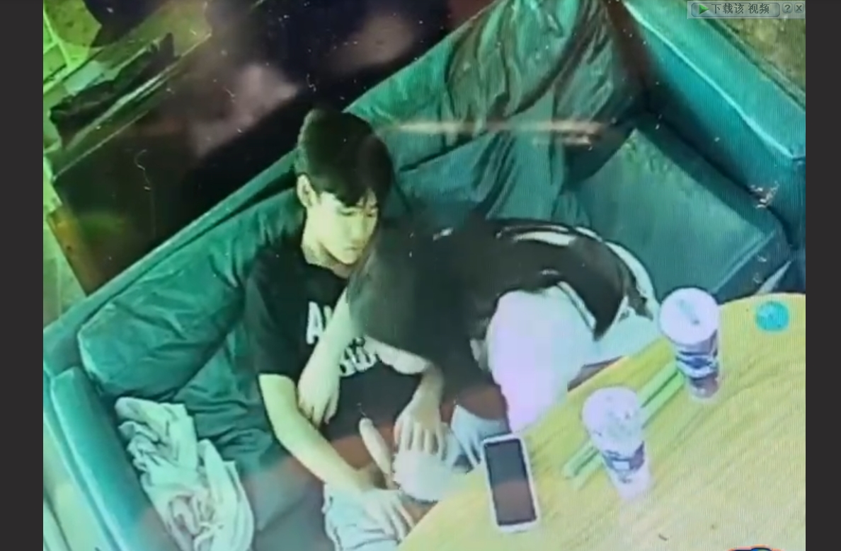 广西玉林仙尼奶茶店口交门事件～被同学认出是本校高冷女神 大型社死现场！