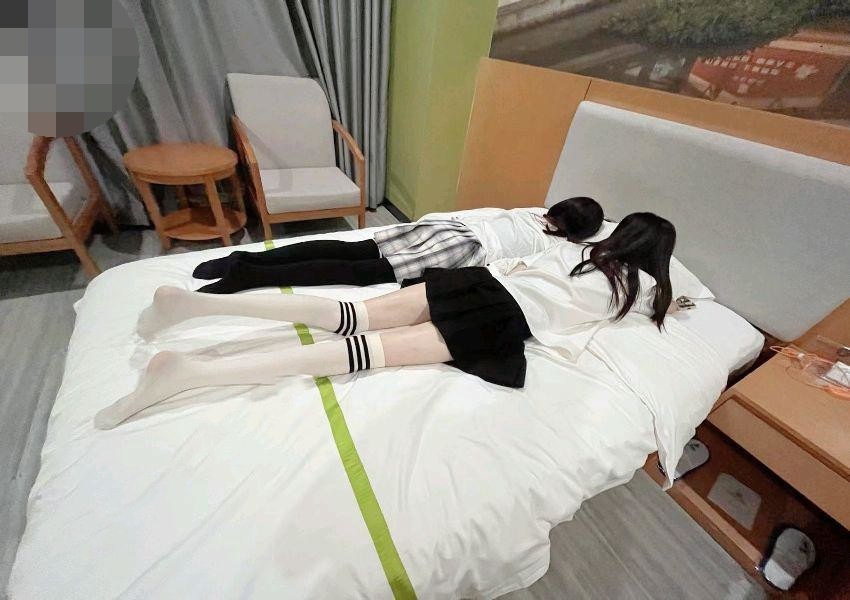 乱L 破处兄弟18岁女儿，当着亲闺女颜射反差婊兄弟女儿，姐妹花手拉手操小雅，附生活照