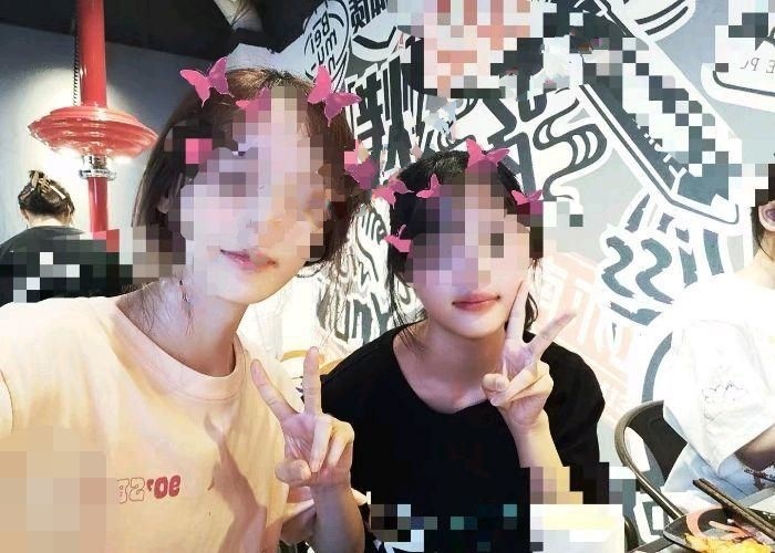 乱L 破处兄弟18岁女儿，当着亲闺女颜射反差婊兄弟女儿，姐妹花手拉手操小雅，附生活照