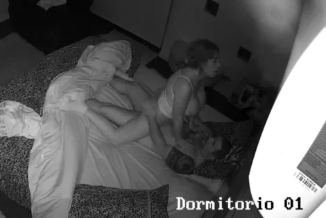 老夫被嫩妻趴着骑射还没有满足性欲就射被打