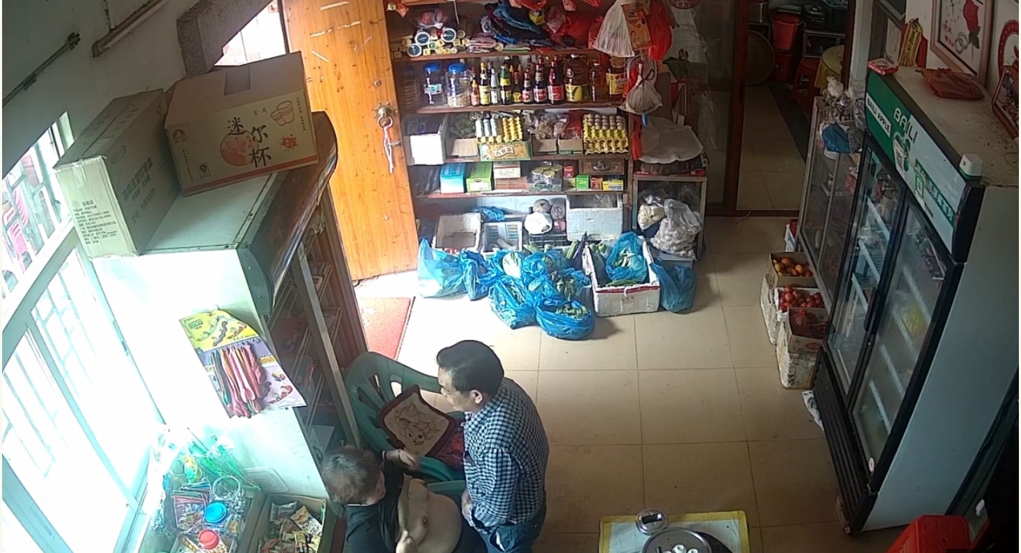 农村小商店监控破解真实偷拍小叔子与开商店的嫂子勾搭成奸大白天人来客往也忍不住在店里干抠逼吃奶