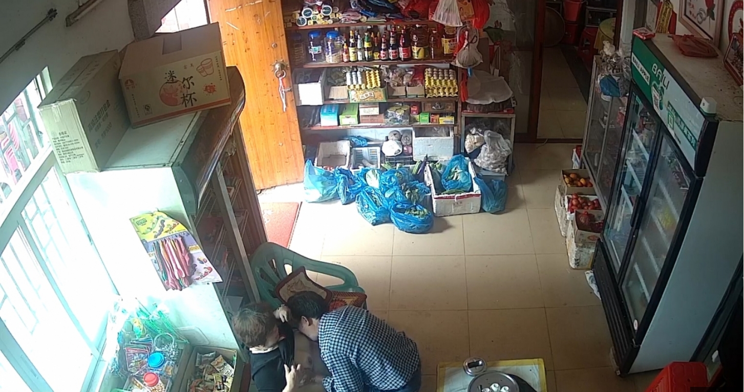 农村小商店监控破解真实偷拍小叔子与开商店的嫂子勾搭成奸大白天人来客往也忍不住在店里干抠逼吃奶